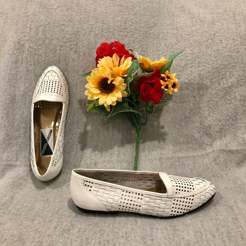 NWT - Mootsies Tootsies White Woven Leather Loafers with Gold Insoles
